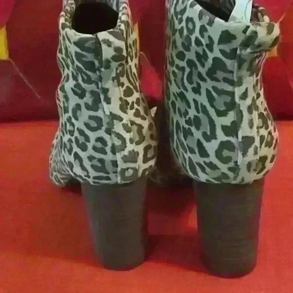 Charles by Charles David slip on Animal Print Booties sz 7.5 - Picture 5 of 5